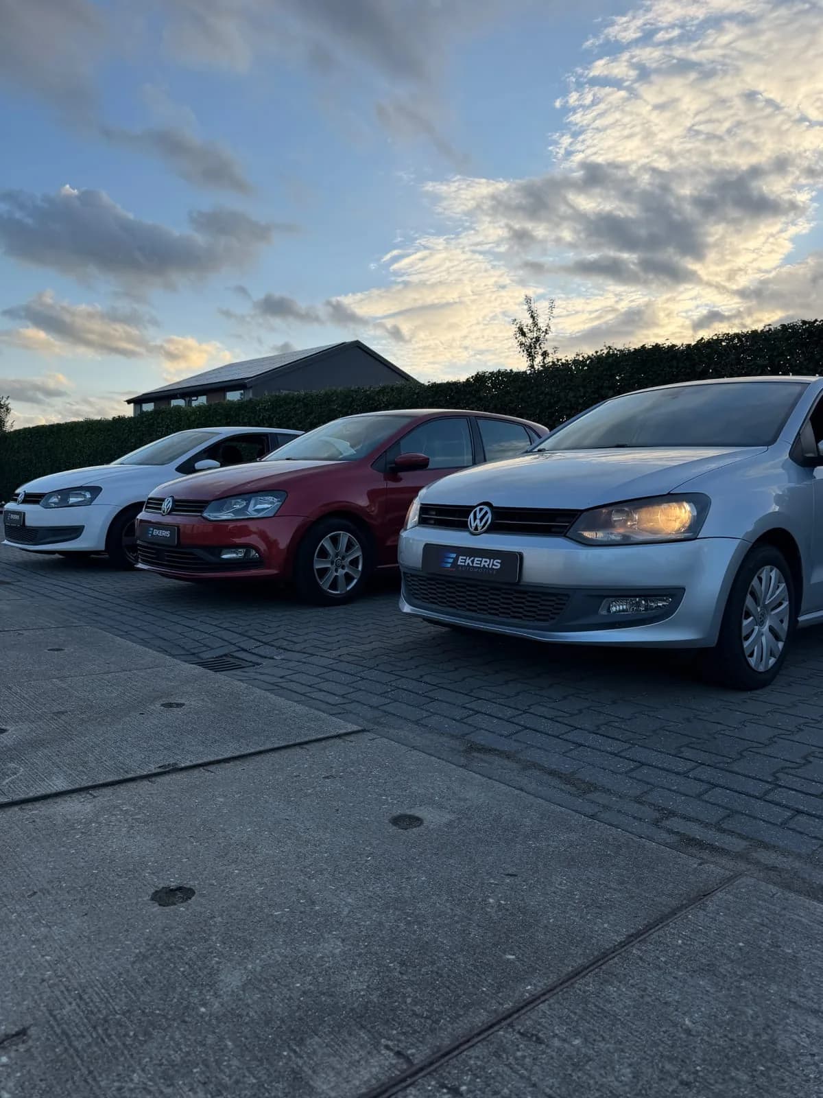 Occasions op het terrein van Ekeris Automotive in ’t Goy bij avondlicht