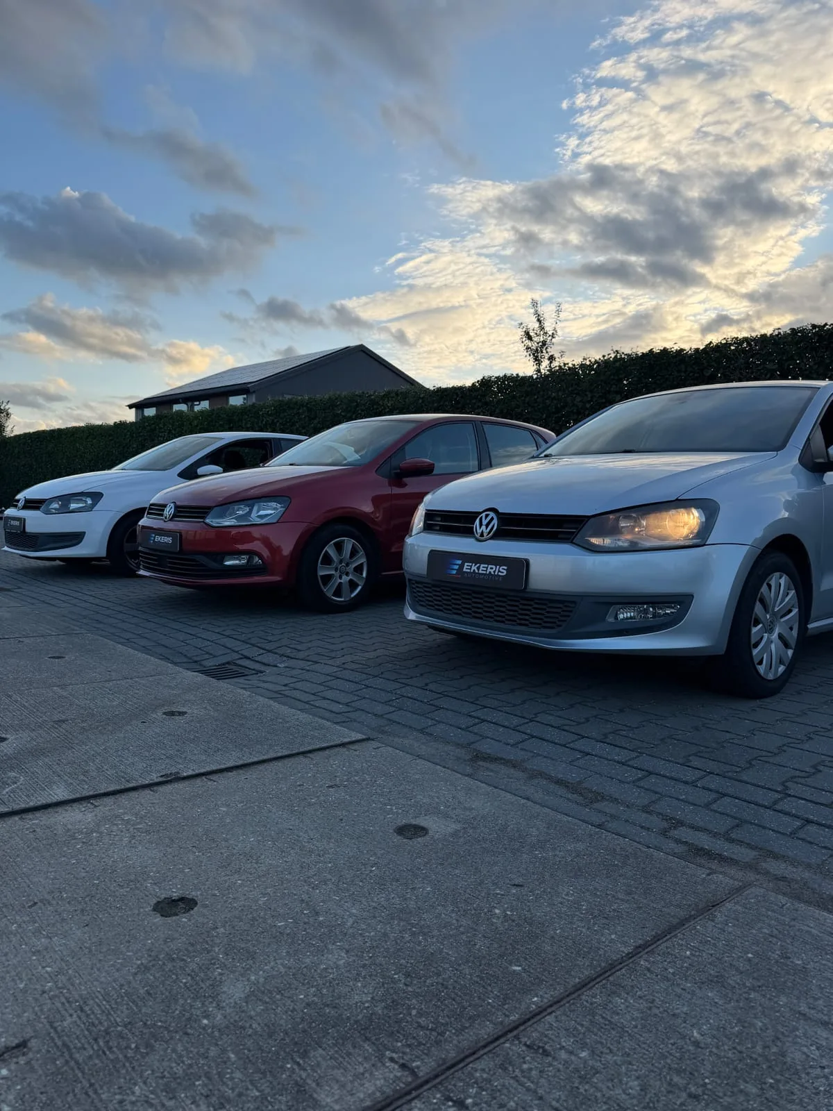 Occasions op het terrein van Ekeris Automotive in ’t Goy bij avondlicht